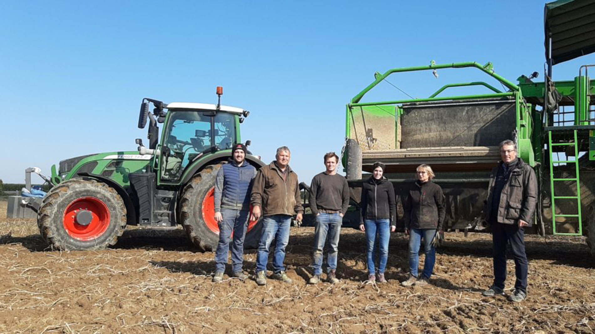 Gruppenbild vor einem Traktor