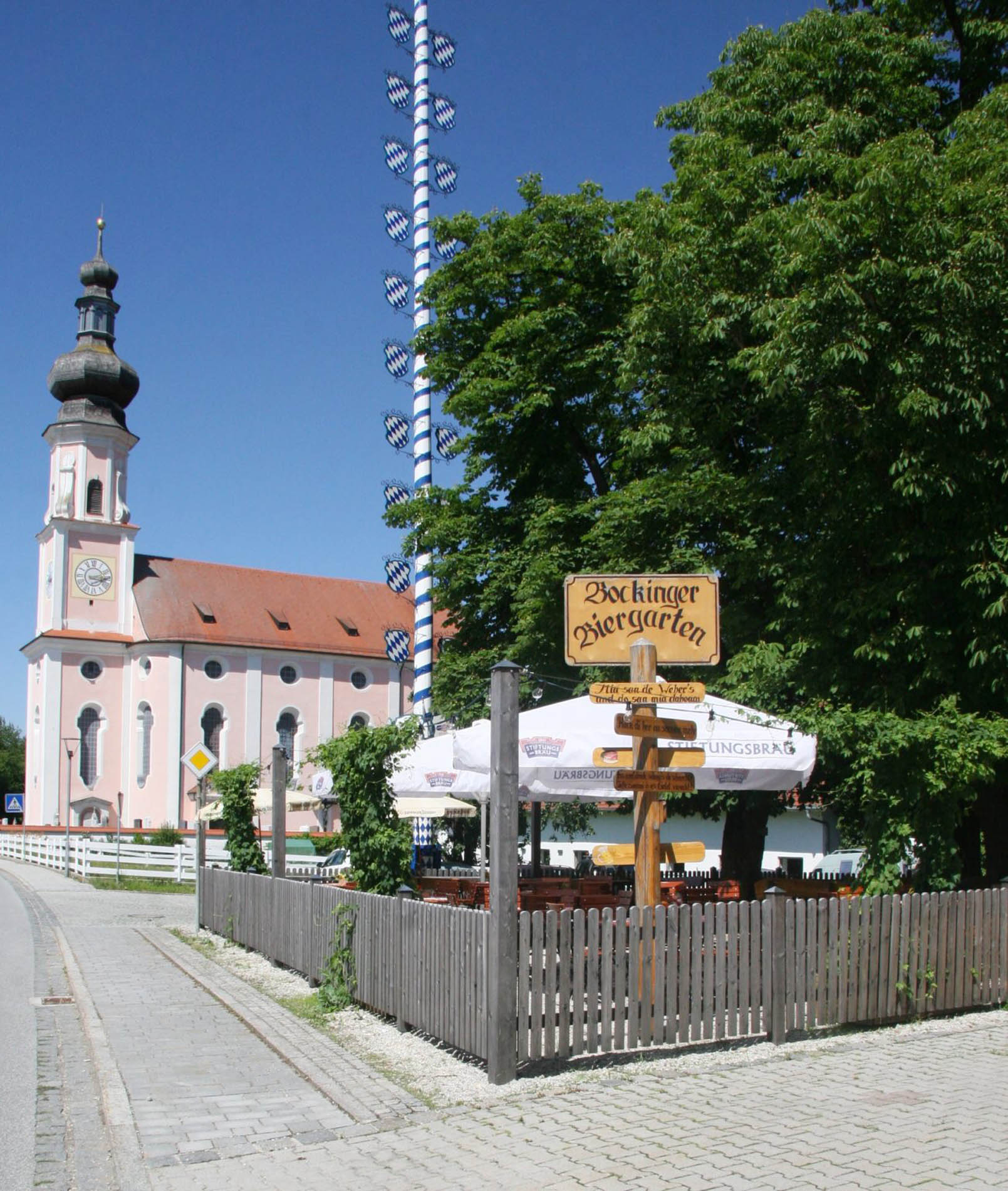 Bockhorner Biergarten mit Kirche