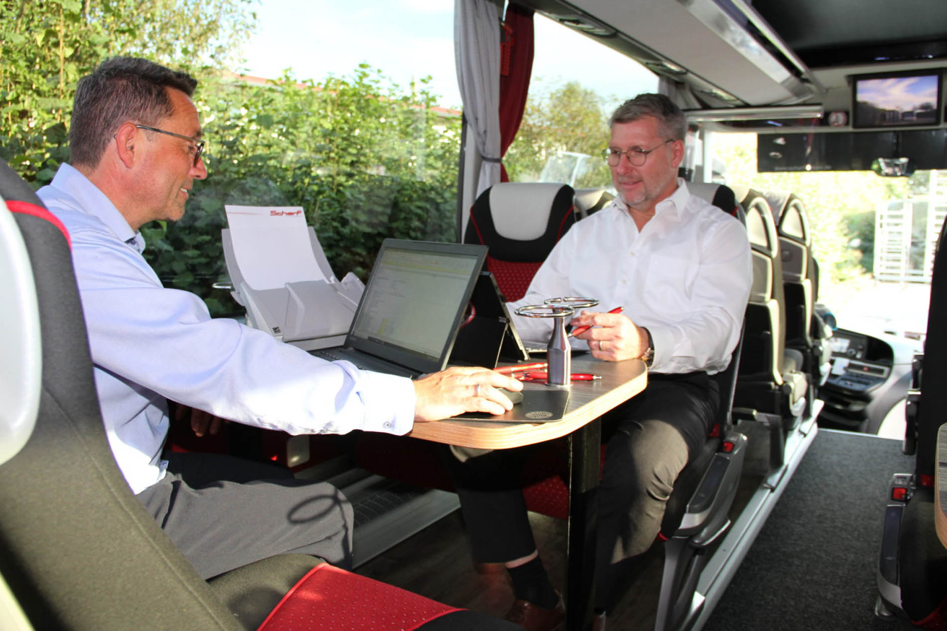 Geschäftgespräch im Bus