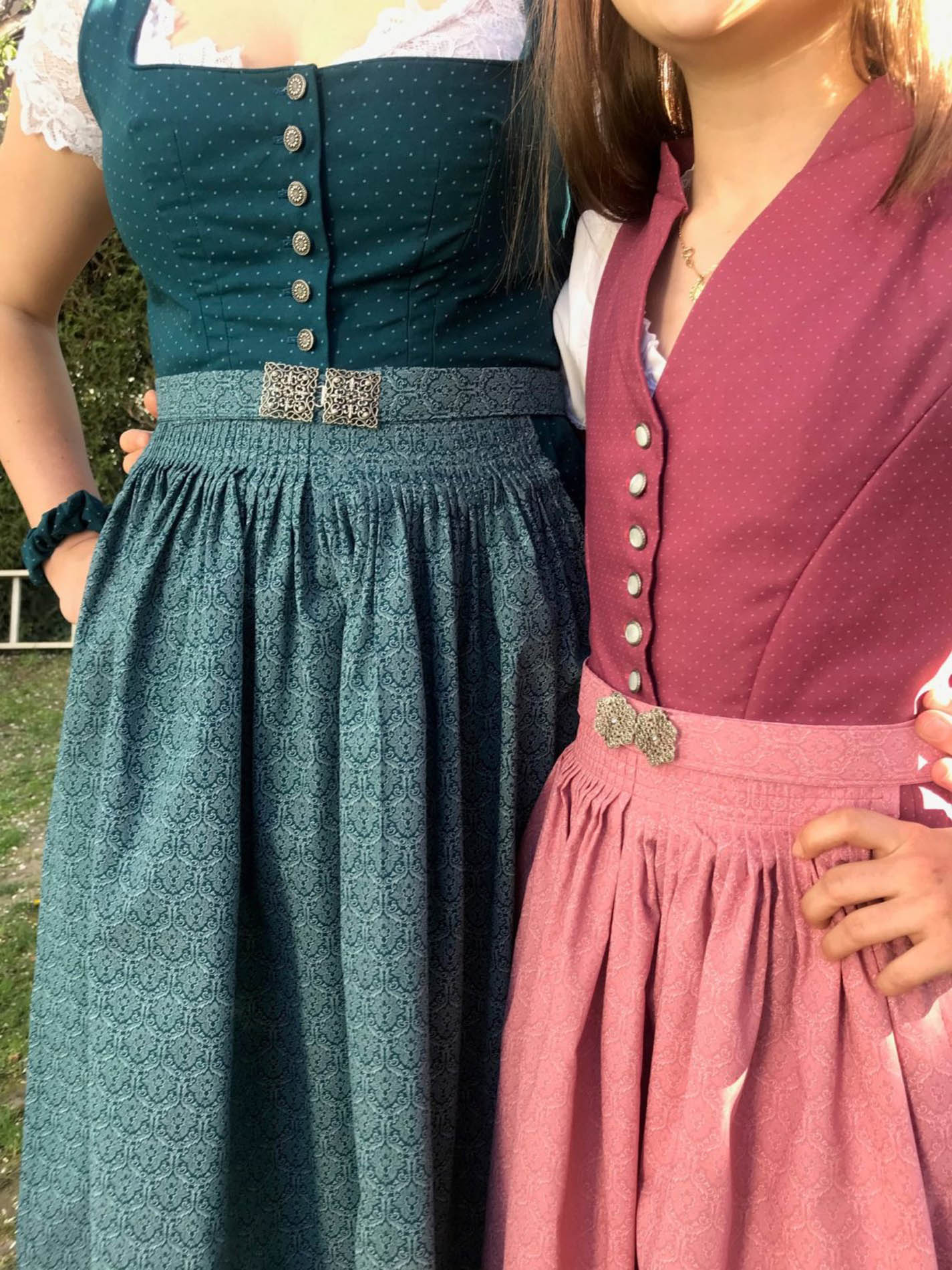 Dirndl Blau und Rosa