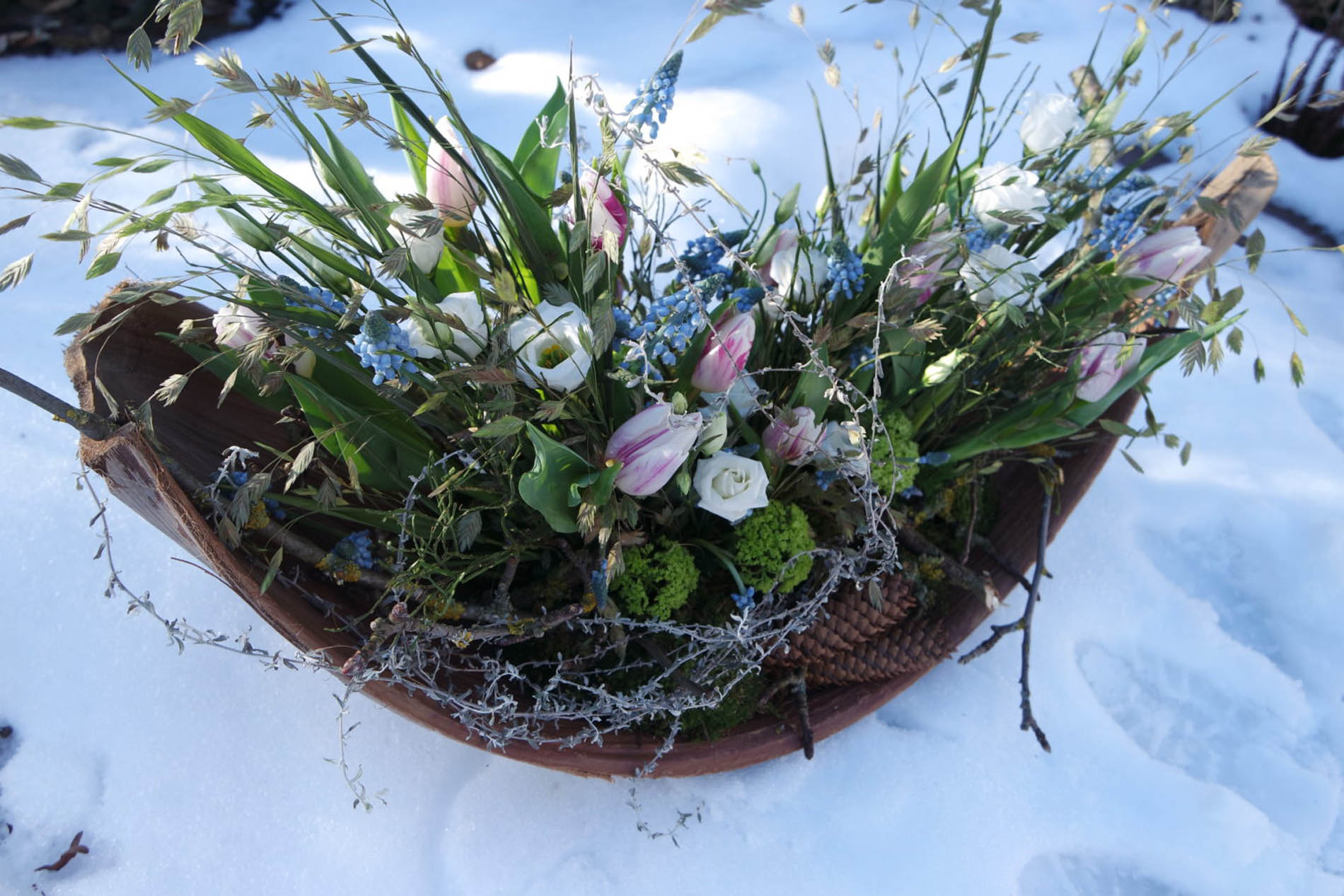 weiss blauer Blumenstrauß