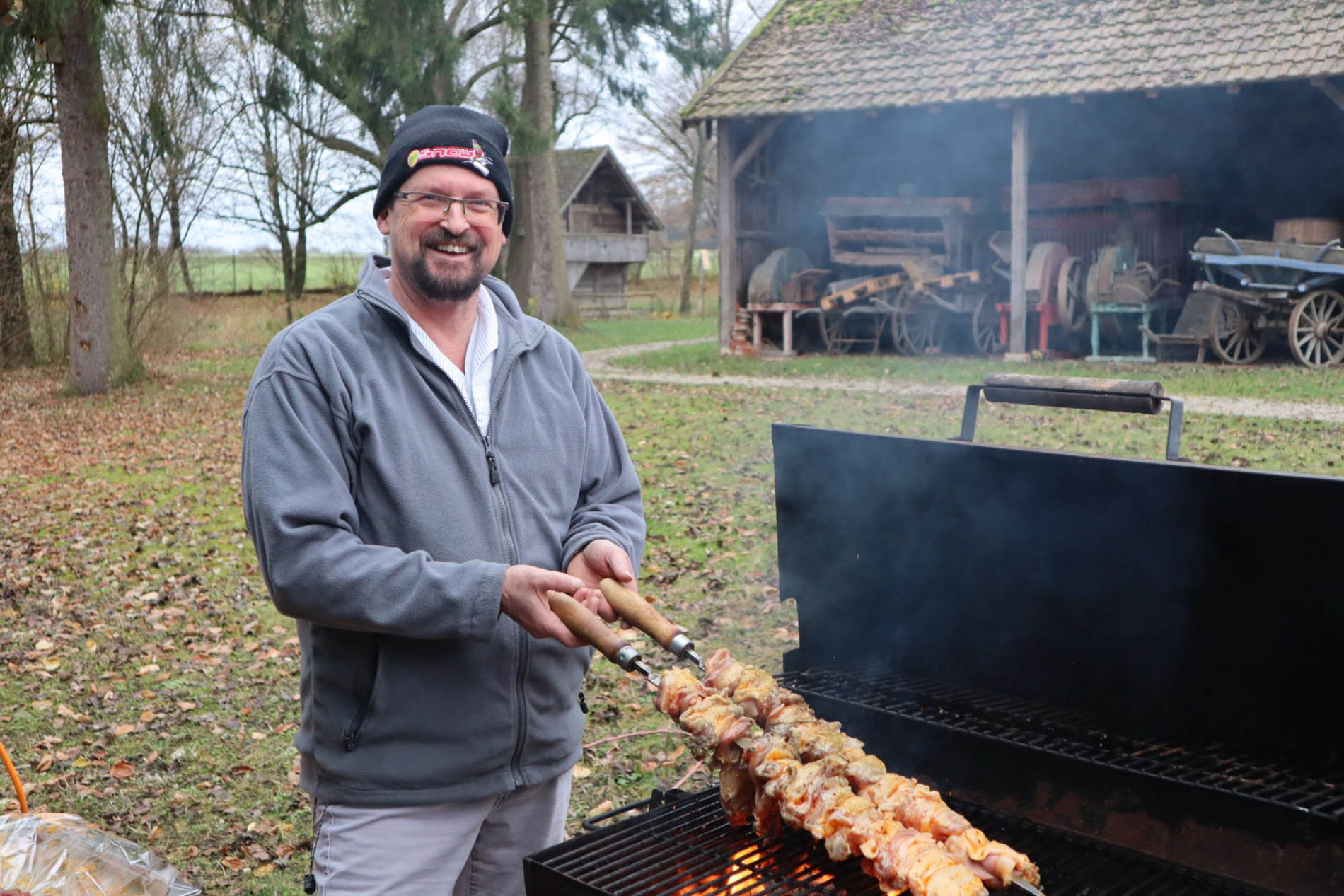 Mann grillt Fleischspieße