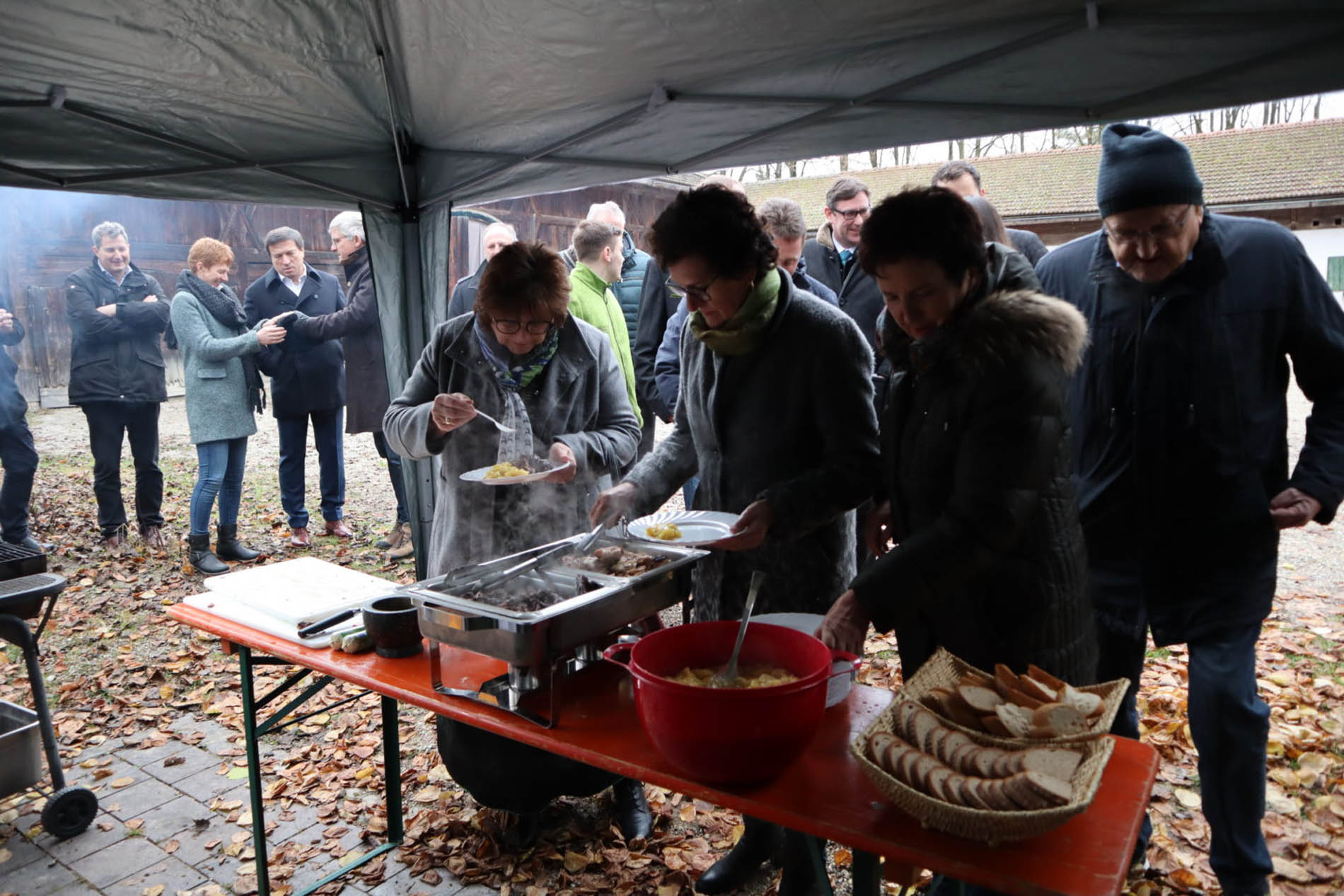 Gäste Bedienen sich am Grillbuffet