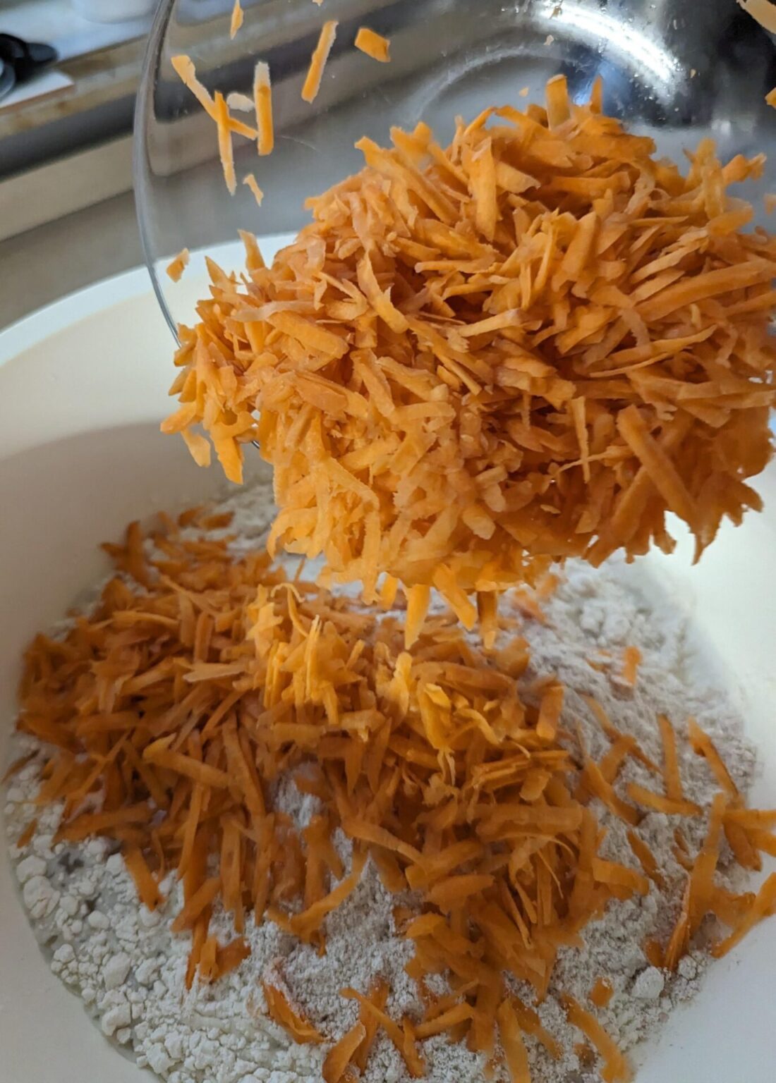 Karotten in Schüssel geben