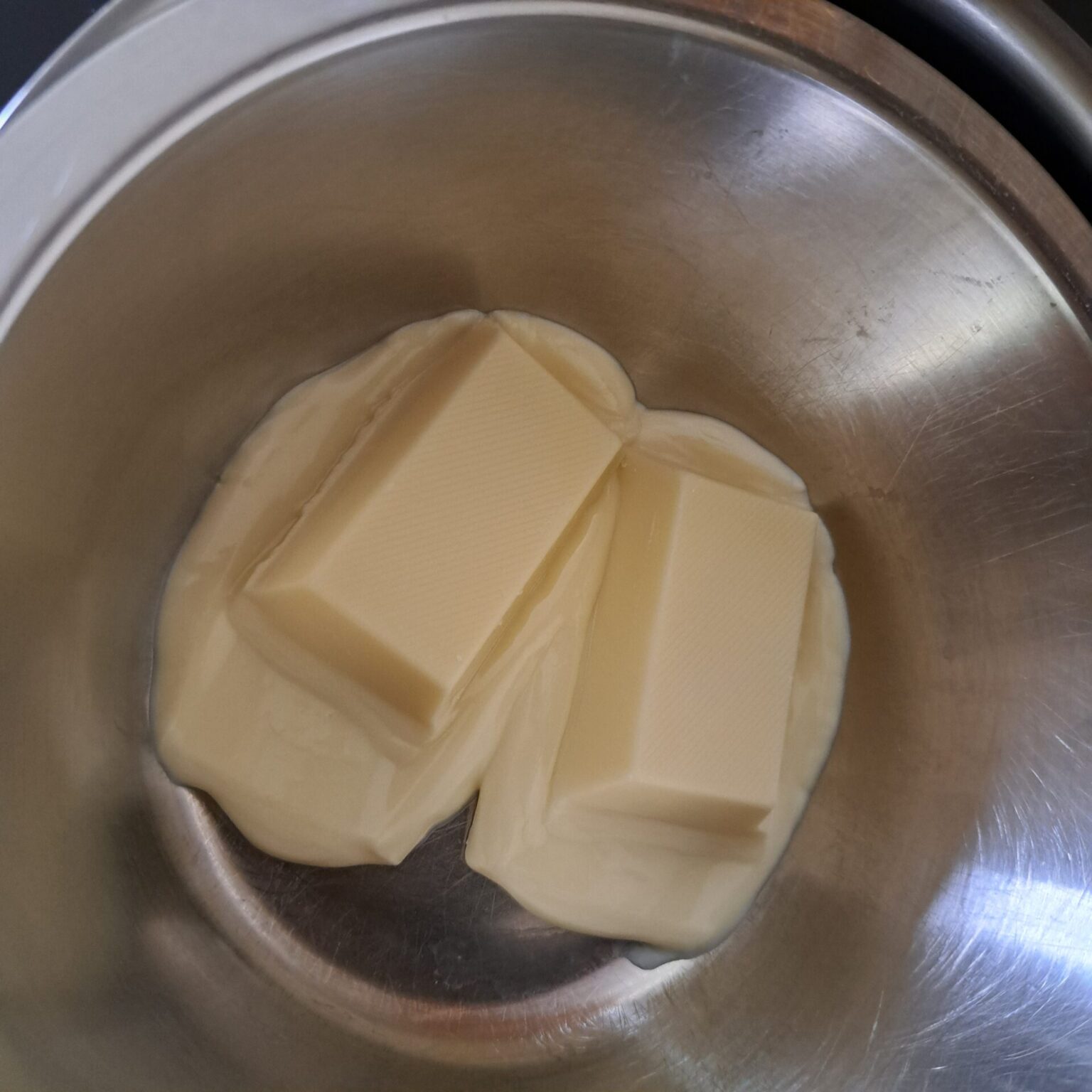 weiße Schokolade in Schüssel